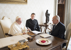 Papa Francesco riceve il volume sul restauro della Madonna del Soccorso dal Cavaliere Supremo Carl A. Anderson in udienza privata